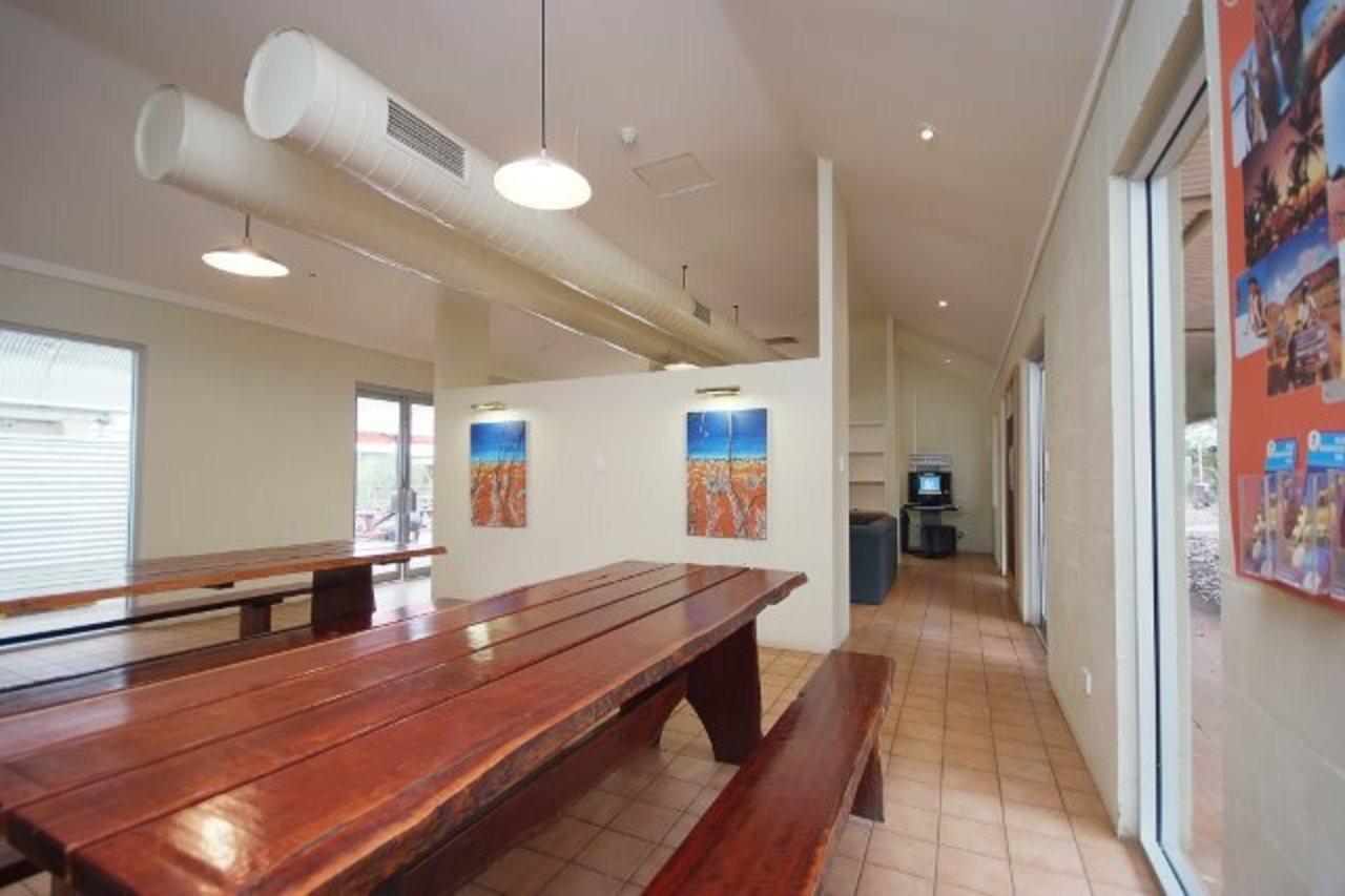 Outback Hotel Ayers Rock Exteriör bild