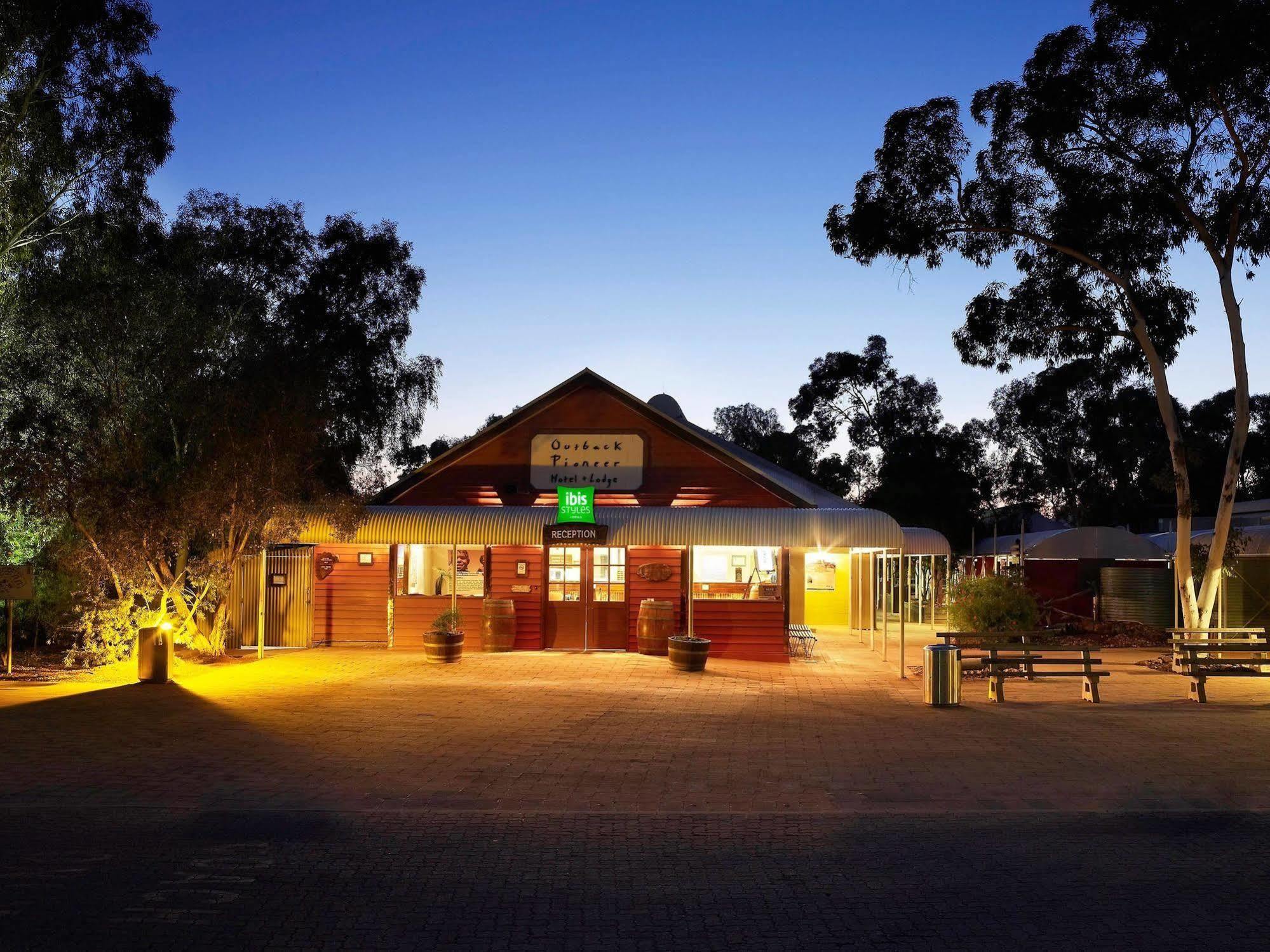 Outback Hotel Ayers Rock Exteriör bild