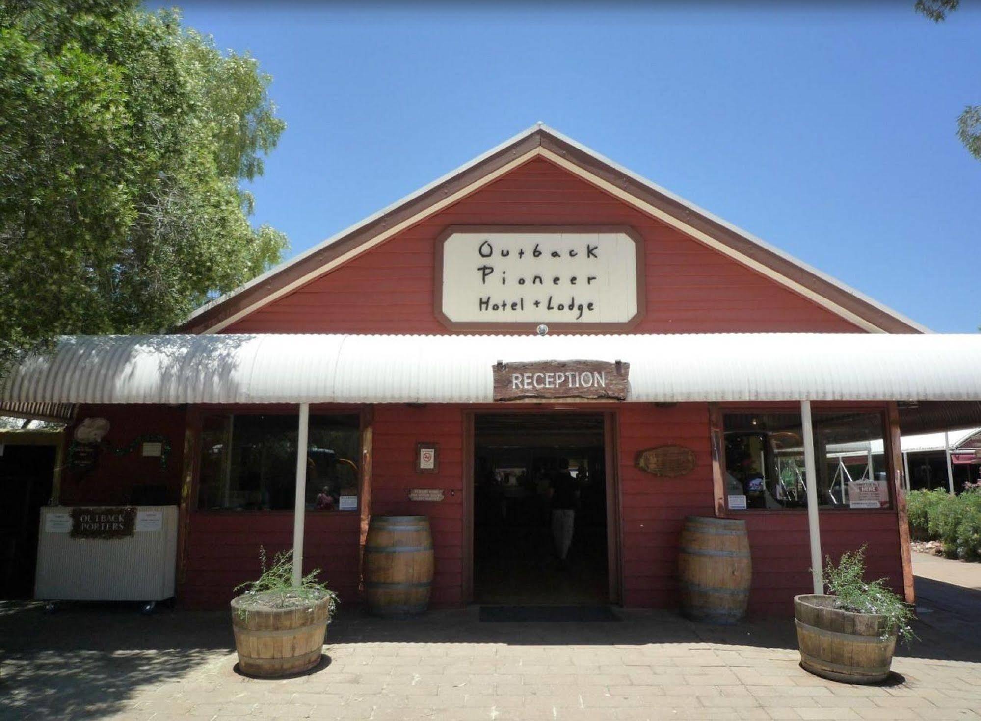 Outback Hotel Ayers Rock Exteriör bild