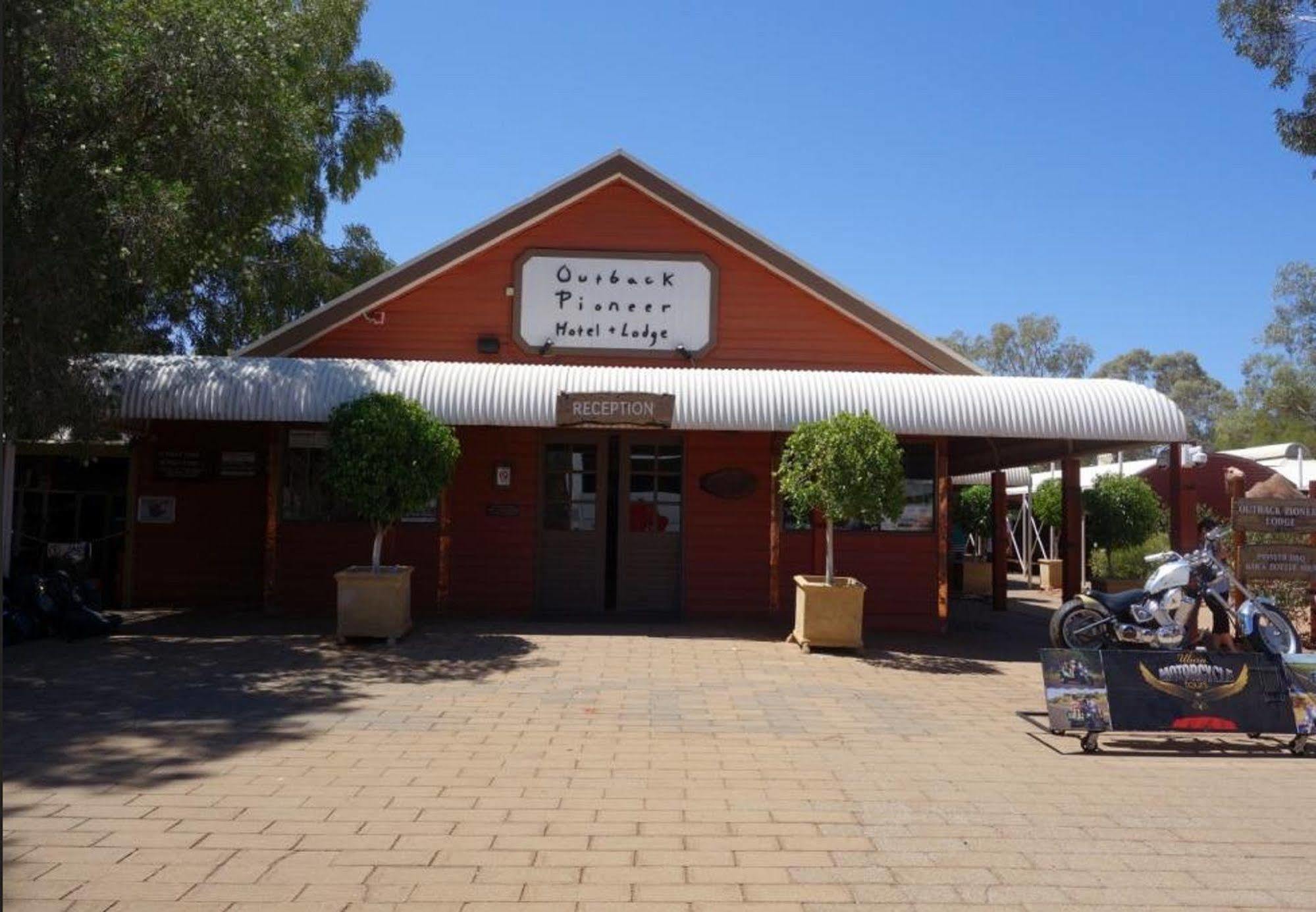 Outback Hotel Ayers Rock Exteriör bild